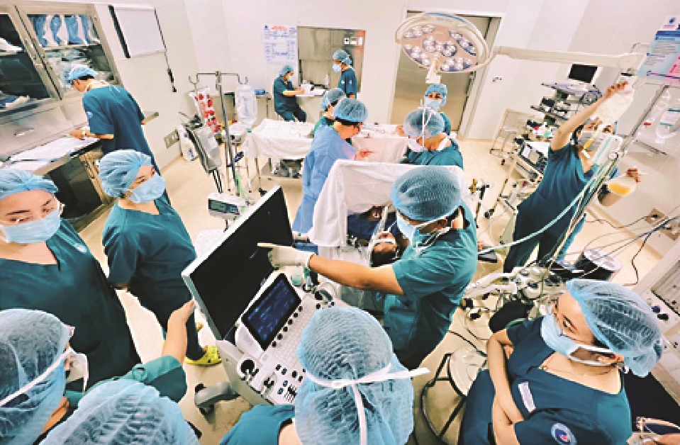 Ekip phẫu thuật đang xử trí trước khi chuyển sản phụ về Bệnh viện Chợ Rẫy. Ảnh: Bệnh viện Từ Dũ