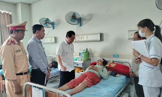 Lãnh đạo tỉnh Quảng Nam thăm nạn nhân vụ tai nạn giao thông tại Bệnh viện Đa khoa Trung ương Quảng Nam. Ảnh: Trần Vương