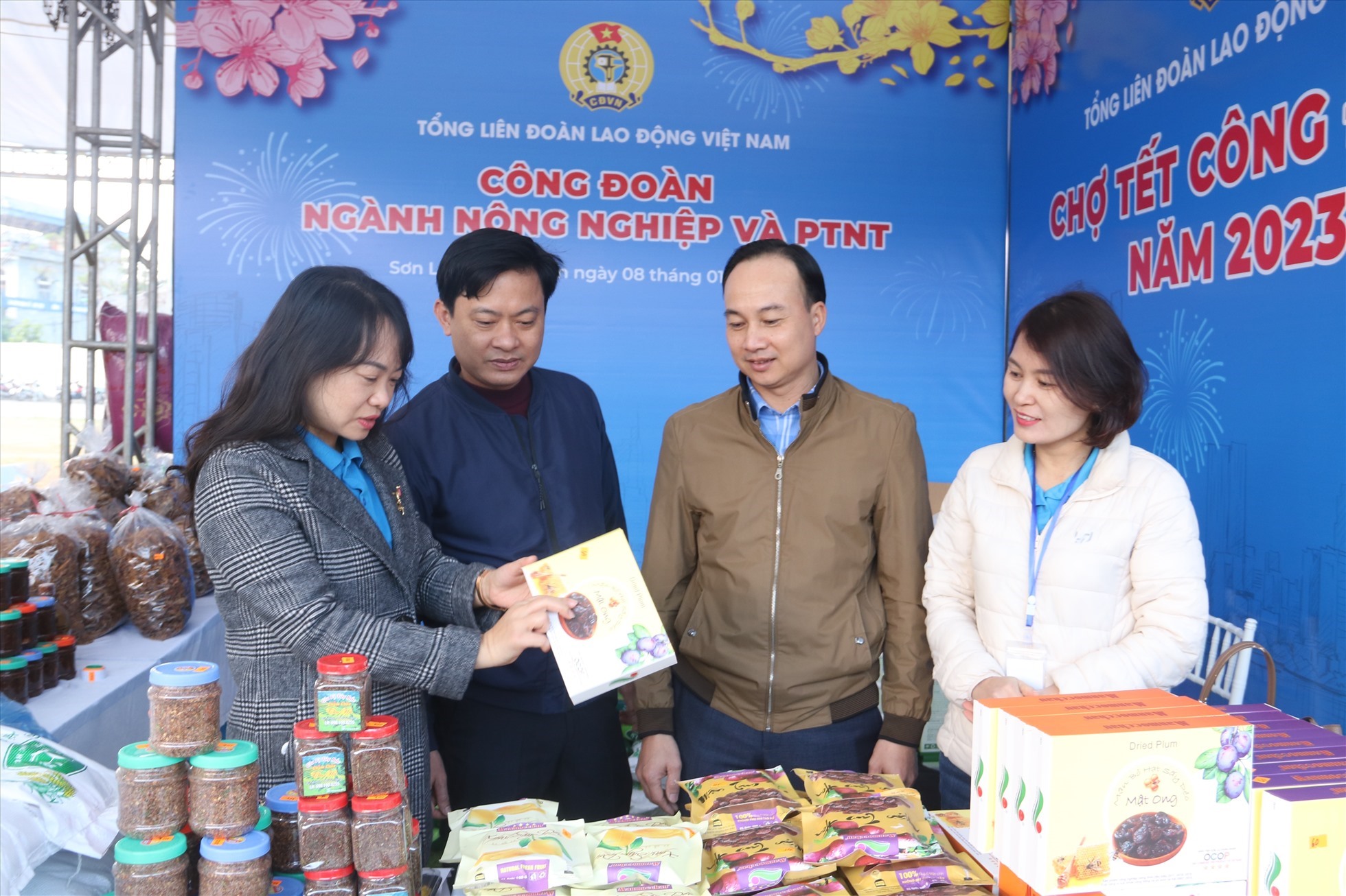 Đoàn viên, người lao động tham gia mua sắm tại “Chợ Tết Công đoàn” năm 2023 tại huyện Phù Yên, tỉnh Sơn La. Ảnh: Khánh Linh