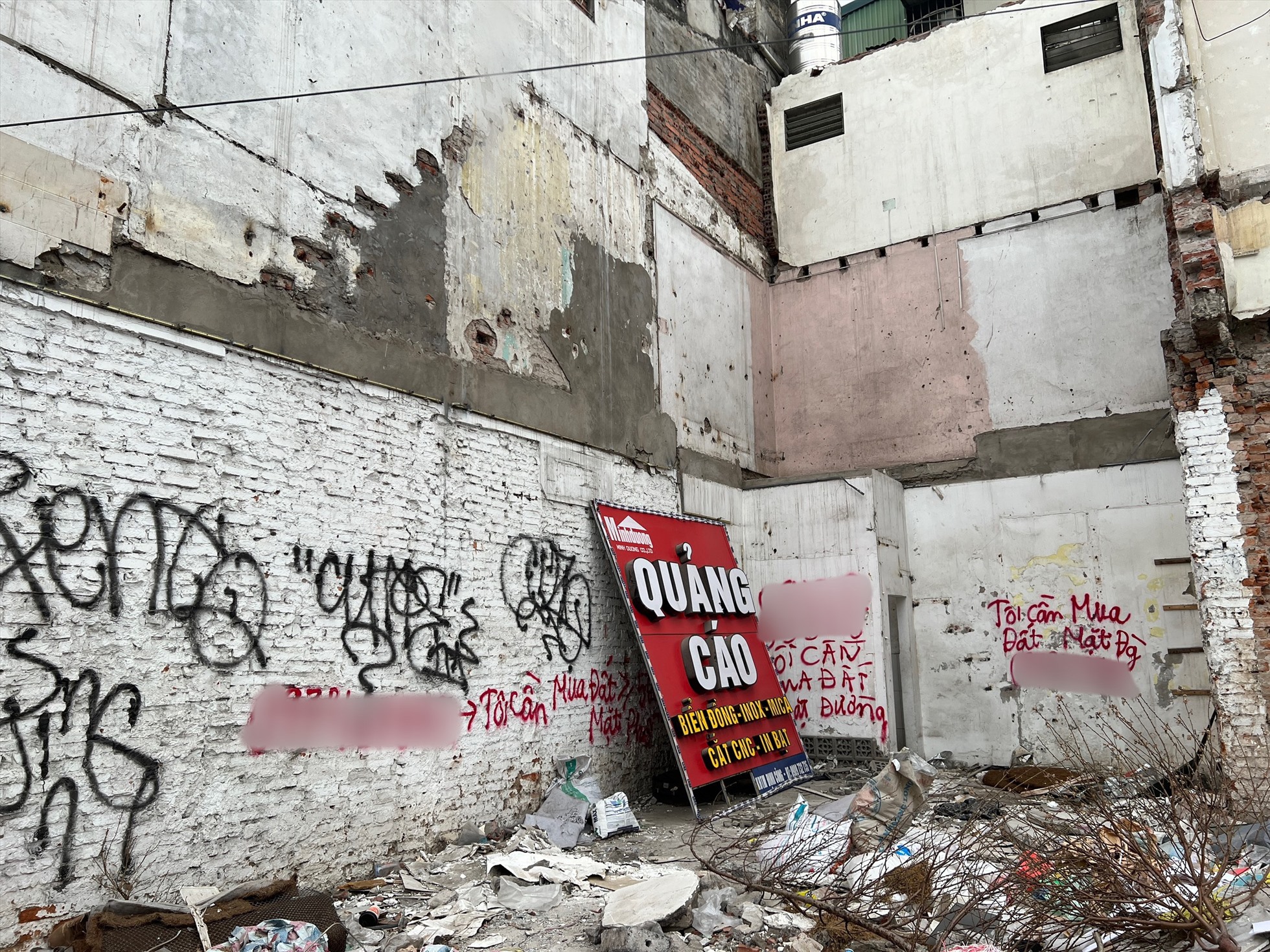 Nhiều người để lại lời nhắn "cần mua đất gấp" trên những ngôi nhà mới tháo dỡ. Ảnh: Nguyễn Thúy