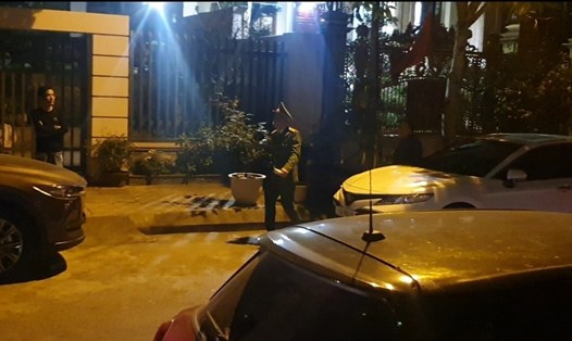 Lực lượng công an thực hiện lệnh bắt giữ, khám xét nhà riêng của ông Đỗ Hữu Ca tại phường Đằng Lâm, quận Hải An, Hải Phòng. Ảnh: Đại An