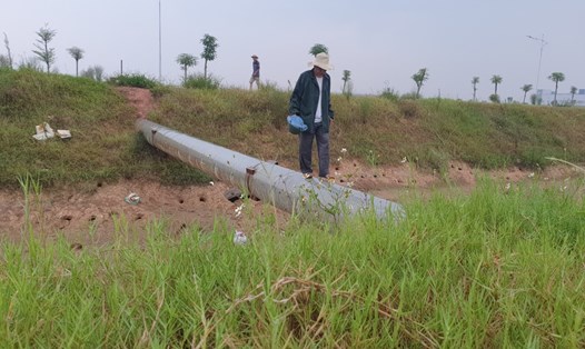 Nhiều người dân thôn Trác Bút muốn sang KCN Yên Phong 2C hiện phải đi trên đường ống nước như thế này. Ảnh: Trần Tuấn