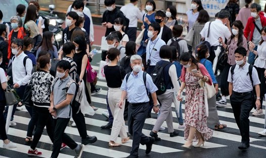 Người đi bộ trên đường phố ở Tokyo, Nhật Bản. Ảnh: Xinhua