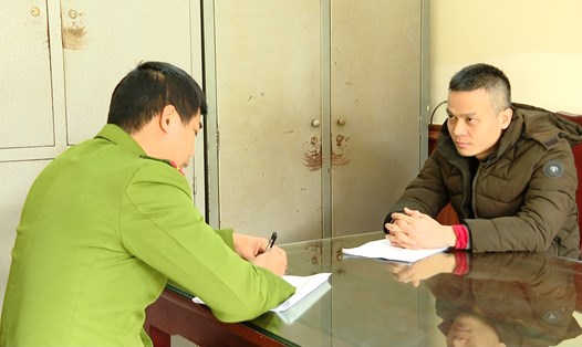 Cơ quan Cảnh sát điều tra Công an tỉnh Ninh Bình ghi lời khai của Nguyễn Sinh Phú. Ảnh: Diệu Anh