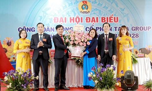 Lãnh đạo Công đoàn các Khu công nghiệp tỉnh Phú Thọ tặng hoa chúc mừng đại hội. Ảnh: Phạm Hữu Vũ
