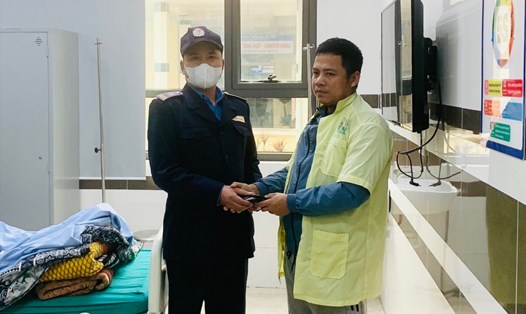 Anh Dương sau khi nhặt được của rơi đã tìm và trả lại người đánh mất. Ảnh: Trung tâm Y tế huyện Tân Sơn.