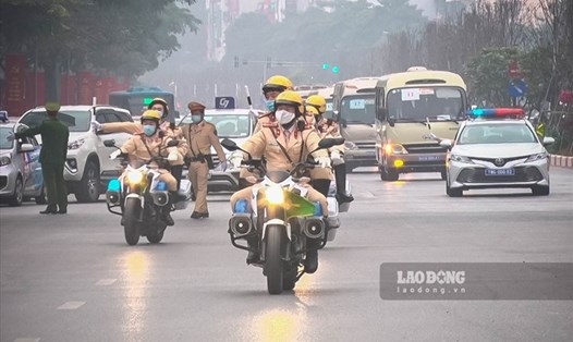 Cảnh sát giao thông làm nhiệm vụ dẫn đoàn, bảo vệ trật tự an toàn giao thông tại Đại hội XIII của Đảng. Ảnh: Tô Thế