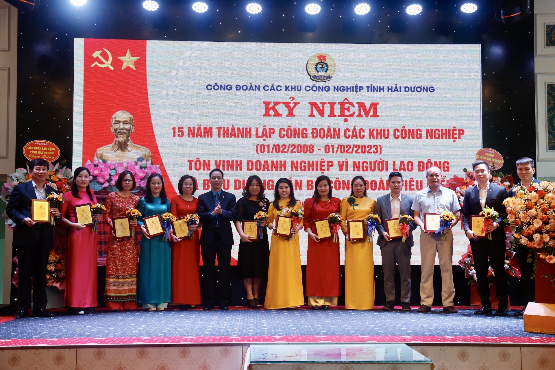 Ông Phạm Hồng Hải, Chủ tịch Công đoàn các Khu Công nghiệp tỉnh Hải Dương biểu dương 15 chủ tịch Công đoàn cơ sở tiêu biểu. Ảnh: DT