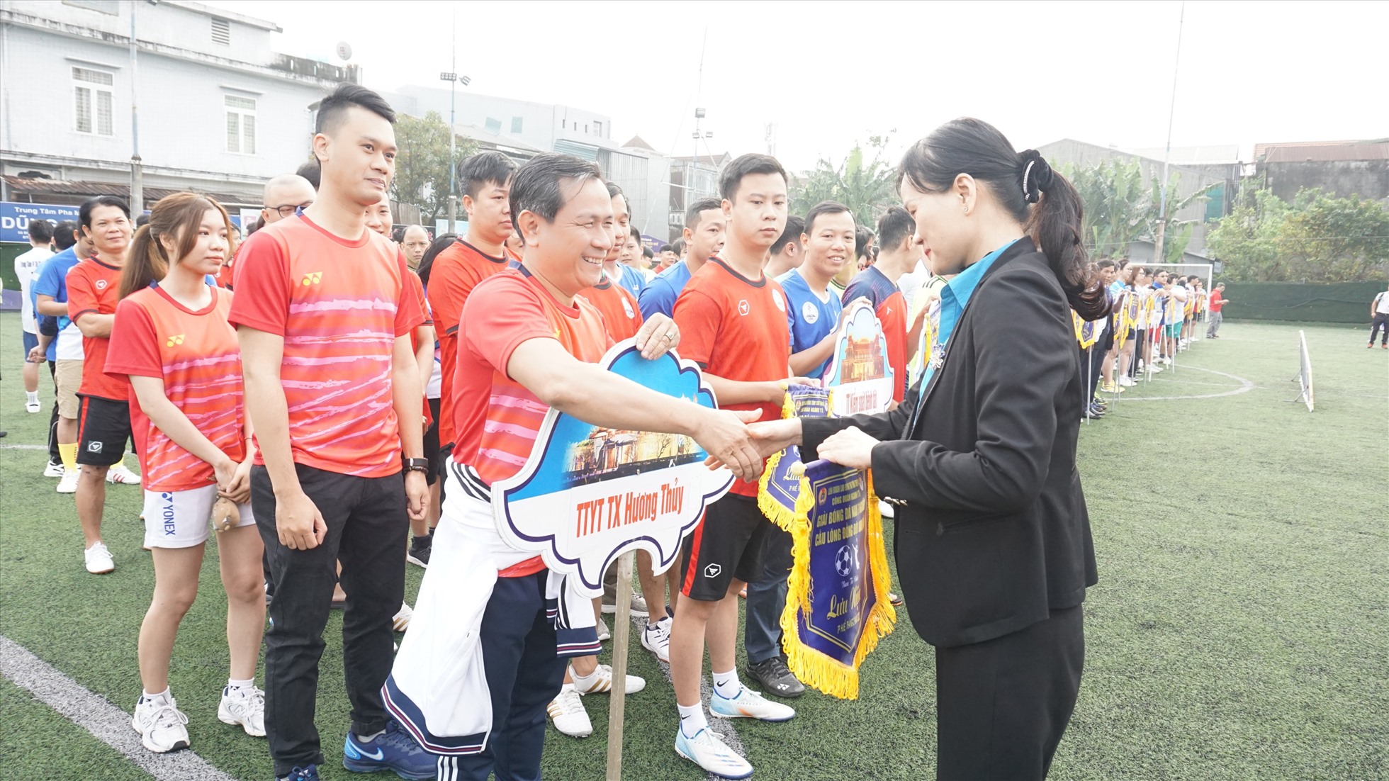 Bà Trần Thị Minh Nguyệt - Phó Chủ tịch LĐLĐ Thừa Thiên Huế tặng cờ lưu niệm cho các đội tham gia. Ảnh: Thùy Trân.