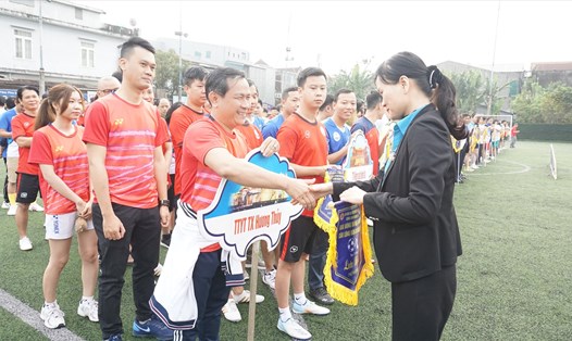 Bà Trần Thị Minh Nguyệt - Phó Chủ tịch LĐLĐ Thừa Thiên Huế tặng cờ lưu niệm cho các đội tham gia. Ảnh: Thùy Trân.