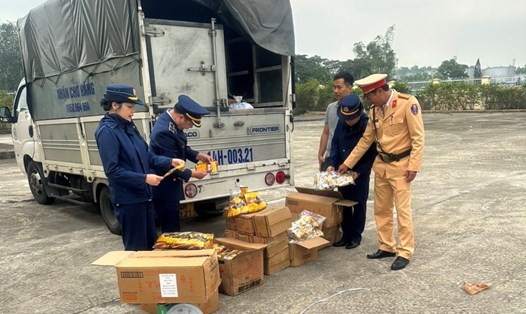 Lực lượng chức năng tỉnh Quảng Ninh đang xử lý vụ vận chuyển thực phẩm không hoá đơn, chứng từ. Ảnh: Cục Quản lý thị trường  Quảng Ninh