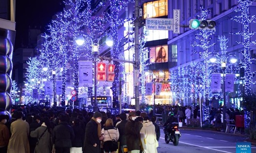 Người dân tận hưởng không khí Giáng sinh ở Shibuya, Tokyo, Nhật Bản, ngày 25.12.2022. Ảnh: Xinhua
