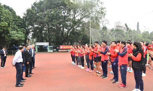 Thứ trưởng Hoàng Đạo Cương kiểm tra công tác huấn luyện của các đội tuyển quốc gia dự SEA Games 32. Ảnh: Nam Nguyễn