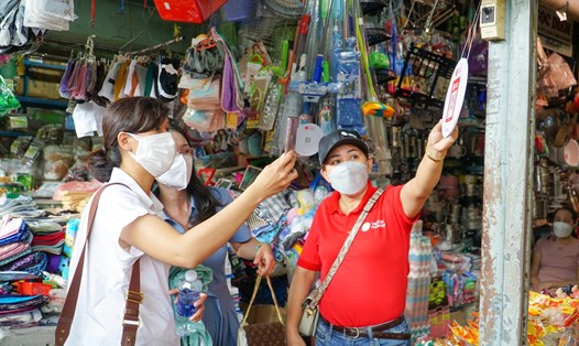 Một số chợ tại trung tâm Đà Nẵng đang thực hiện thanh toán không cần dùng tiền mặt. Ảnh: Thiên Hương