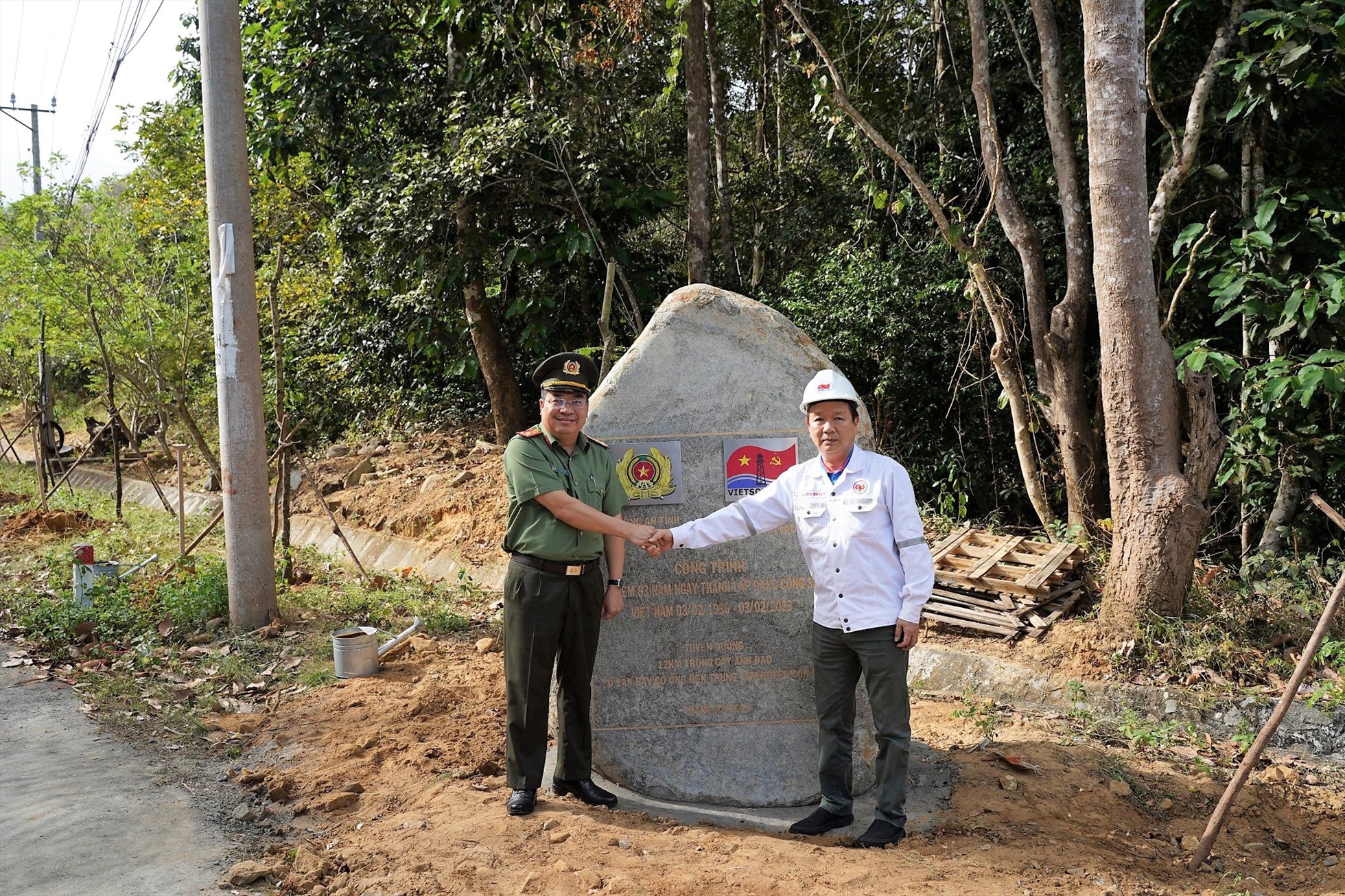 Đặt bia công trình cho tuyến đường hoa anh đào. Ảnh: Công an