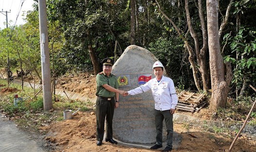 Đặt bia công trình cho tuyến đường hoa anh đào. Ảnh: Công an