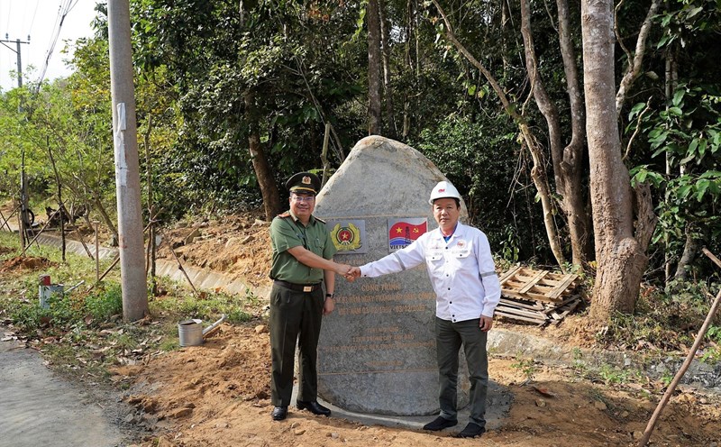 Đặt bia công trình cho tuyến đường hoa anh đào. Ảnh: Công an