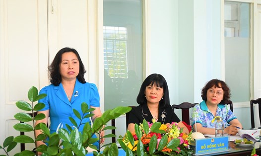 Phó Chủ tịch Tổng LĐLĐVN Thái Thu Xương - phát biểu kết luận và chỉ đạo tại buổi làm việc với Ban Thường vụ LĐLĐ tỉnh Bến Tre. Ảnh: Thành Nhân
