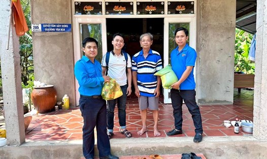 Anh Nguyễn Thanh Đức (ngoài cùng, bên trái) trong một chuyến đi làm từ thiện. 
Ảnh: Hoàng Lộc
