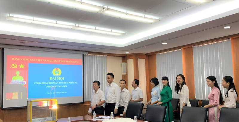 Đoàn viên Công đoàn bộ phận Tổ chức Nhân sự, Bộ máy điều hành thực hiện bầu cử tại Đại hội Công đoàn bộ phận. Ảnh: Trà My