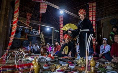 Các nghi lễ Mo là nghi lễ nhằm cho con cháu lần cuối cùng được báo hiếu cha mẹ và chuẩn bị “hành trang” cho người chết đi sang thế giới Mường Ma. Ảnh: TTXVN