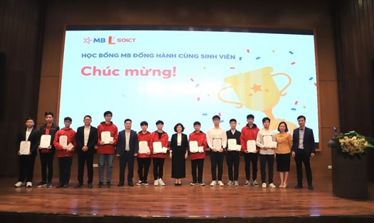 Sinh viên Đại học Bách khoa Hà Nội nhận học bổng từ MB tại buổi lễ. Ảnh: MB