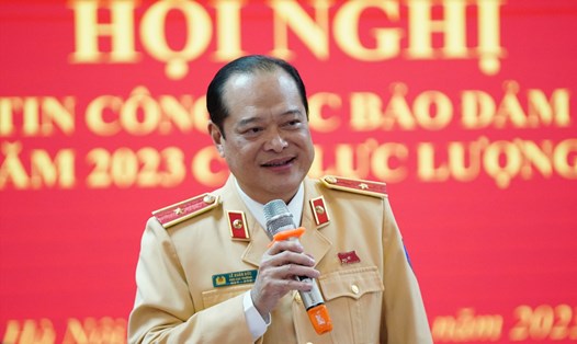 Thiếu tướng Lê Xuân Đức giải đáp, chia sẻ về các trường hợp livestream né chốt, đề nghị kiểm tra xuất xứ dụng cụ đo nồng độ cồn. Ảnh: Quang Việt
