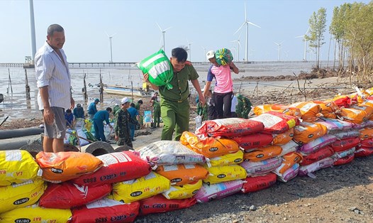 Lực lượng Công an cùng người dân hộ đê biển Đông, xã Vĩnh Trạch Đông, thành phố Bạc Liêu sáng ngày 22.2. Ảnh: Nhật Hồ