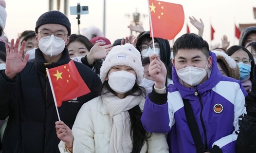 Giới trẻ cầm cờ Trung Quốc trong ngày đầu năm mới 2023 ở Bắc Kinh, Trung Quốc. Ảnh minh hoạ. Ảnh: Xinhua