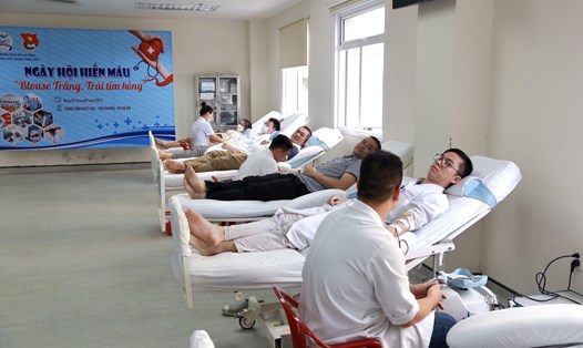 Các y, bác sĩ Bệnh viện Trung ương Huế tham gia hiến máu cứu người. Ảnh: Lan Hương.
