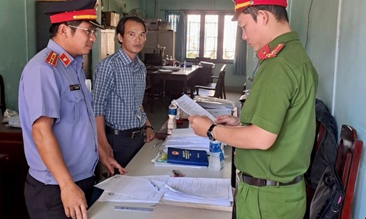 Cơ quan CSĐT Công an huyện Bắc Bình đọc lệnh bắt bị can Hoàng Thuận Thiên để tạm giam. Ảnh: Viện kiểm sát