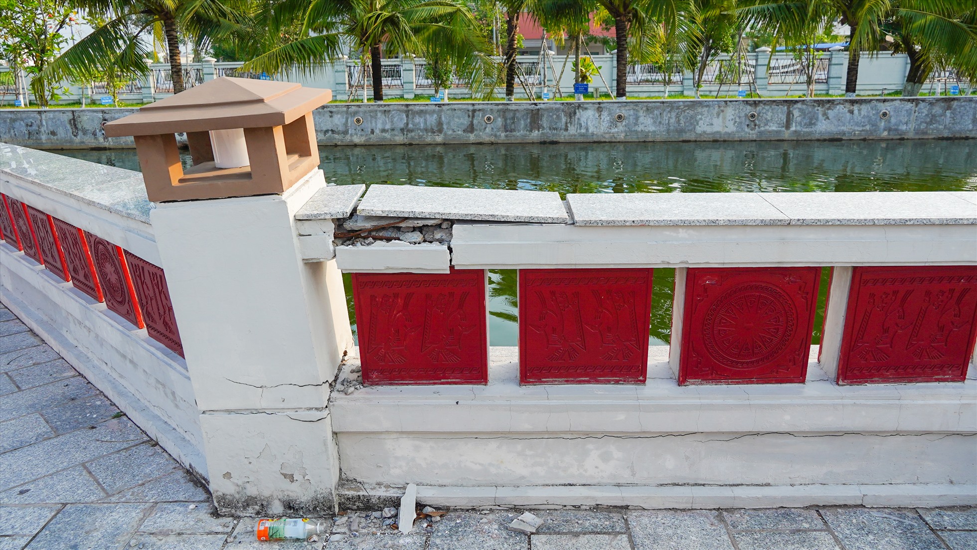 Hình ảnh nứt tường bao. Ảnh: Tạ Quang