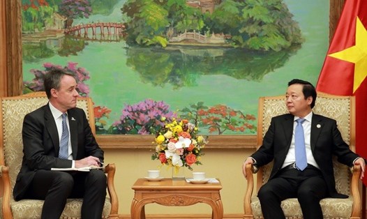 Phó Thủ tướng Trần Hồng Hà trao đổi với ông Simon Harford, Giám đốc Quỹ Liên minh Năng lượng toàn cầu cho con người và hành tinh, sáng 22.2. Ảnh: VGP/Minh Khôi