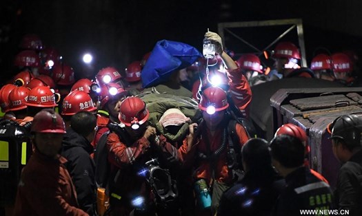 Lực lượng cứu hộ giải cứu nạn nhân trong vụ ngập mỏ than ở Tứ Xuyên, Trung Quốc năm 2019. Ảnh minh hoạ. Ảnh: Xinhua