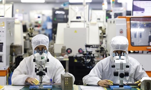 Công nhân sản xuất chip để xuất khẩu tại một công ty điện tử ở tỉnh Giang Tô, phía đông Trung Quốc. Ảnh: Xinhua