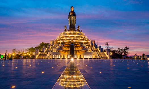 Đỉnh núi Bà Đen vào buổi tối