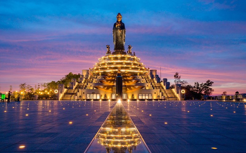 Đỉnh núi Bà Đen vào buổi tối