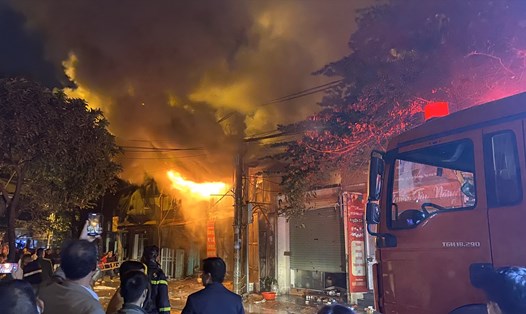 Cảnh sát khống chế vụ cháy tại nhà dân ở phường Phú Lương, quận Hà Đông. Ảnh: Công an cung cấp