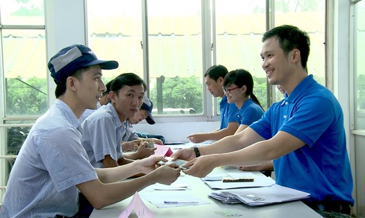 Nhân viên CEP giao vốn cho công nhân tại KCX Tân Thuận. Ảnh: Nam Dương