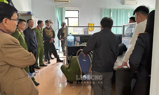 Cơ quan Cảnh sát điều tra - Công an tỉnh Thái Bình thực hiện khám xét nơi làm việc của các bị can trước sự chứng kiến của đại diện Viện Kiểm sát nhân dân cùng cấp. Ảnh: Bá Dương