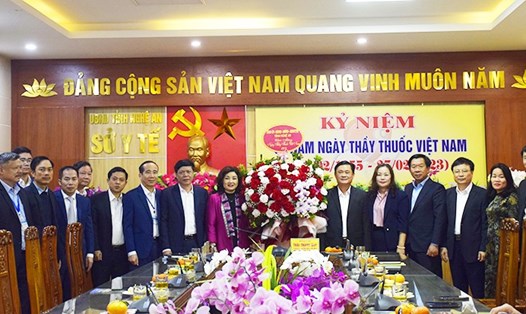 Đoàn công tác Tỉnh ủy Nghệ An tặng hoa chúc mừng Sở Y tế Nghệ An. Ảnh: Quỳnh Trang