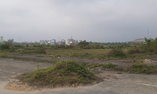 Khu đất rộng hơn 20ha nằm tại trung tâm thành phố Ninh Bình bỏ hoang nhiều năm. Ảnh: Diệu Anh