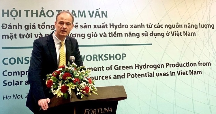 Ông Patrick Haverman đánh giá về vấn đề sản xuất hydro xanh từ các nguồn năng lượng mặt trời và năng lượng gió. Ảnh: L.Duy