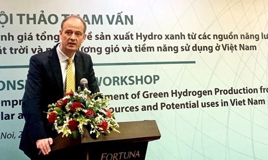 Ông Patrick Haverman đánh giá về vấn đề sản xuất hydro xanh từ các nguồn năng lượng mặt trời và năng lượng gió. Ảnh: L.Duy