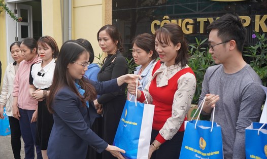 Liên đoàn Lao động TP.Hải Phòng tặng quà 18 đoàn viên công đoàn Công ty Kim Long. Ảnh: M.Dung