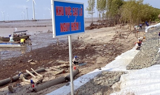 Một đoạn đê biển Đông tỉnh Bạc Liêu sạt lở nghiêm trọng đã được cắm biển báo nguy hiểm. Ảnh: Nhật Hồ