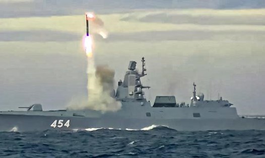 Tàu chiến của Hải quân Nga phóng tên lửa siêu thanh Zircon ở Biển Barents tháng 5.2022. Ảnh: Bộ Quốc phòng Nga