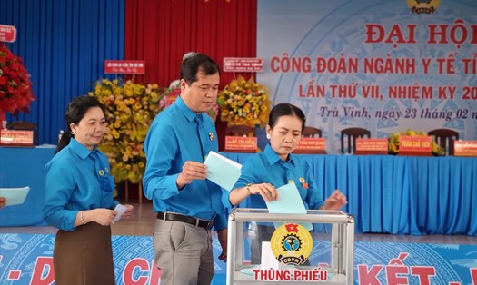 Đại biểu tiến hành bầu BCH Công đoàn ngành y tế tỉnh Trà Vinh nhiệm kỳ 2023 - 2028. Ảnh: Hoàng Lộc