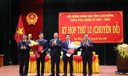 Lãnh đạo tỉnh Cao Bằng chúc mừng ông Trịnh Trường Huy (thứ hai, từ trái sang) được bầu giữ chức Phó Chủ tịch UBND tỉnh Cao Bằng. Ảnh: VGP