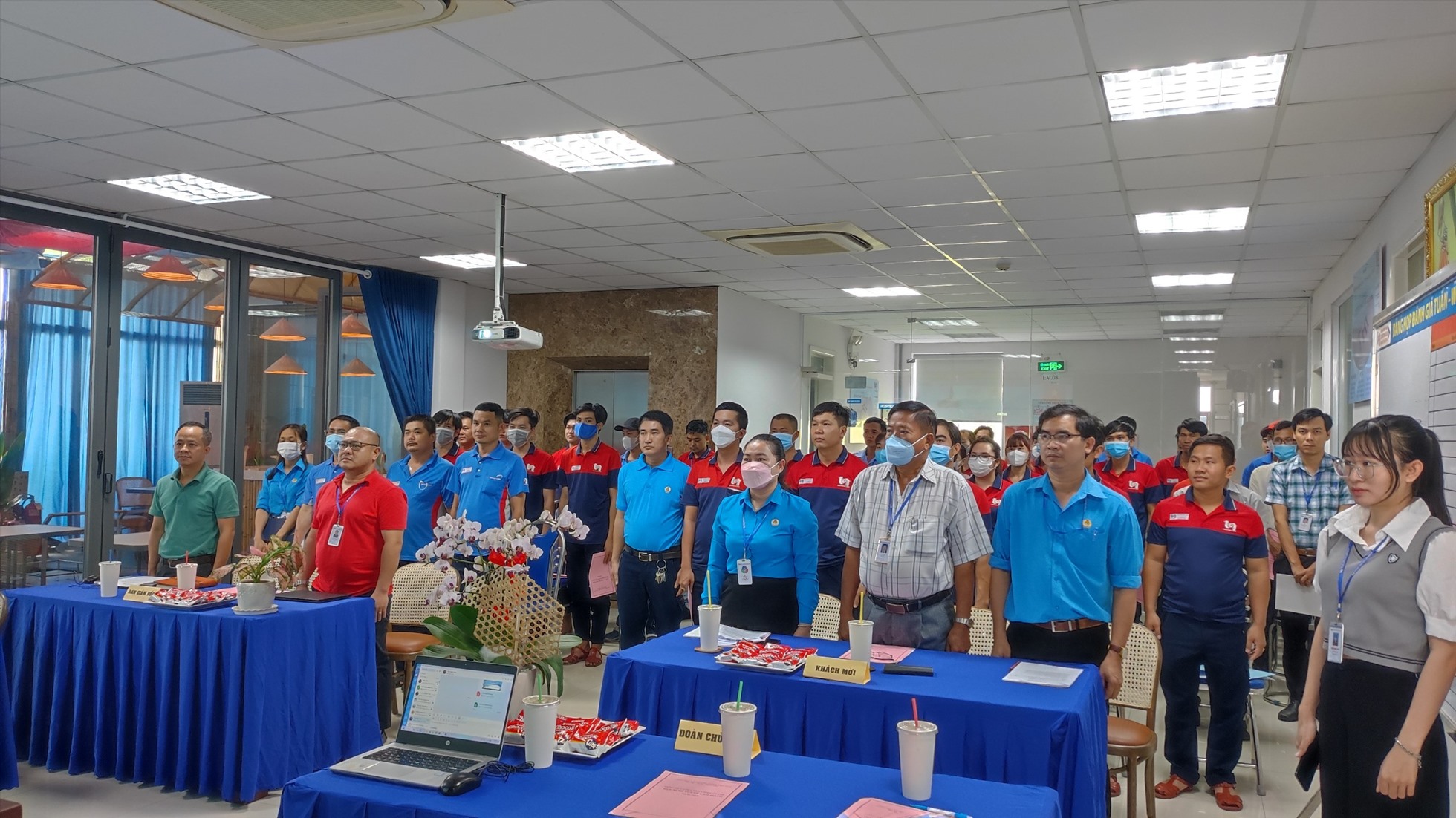 Bà Trần Ngọc Khánh Tâm - Uỷ viên Thường vụ Công đoàn Khu kinh tế tham dự hội nghị. Ảnh: Phương Dung